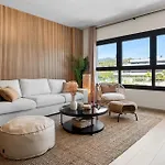 Brand New Chic - City, Pool & Apartment *