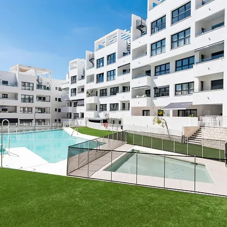 아파트 Brand New Chic - City, Pool & *