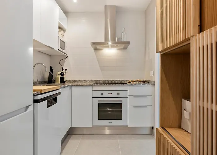 아파트 Brand New Chic - City, Pool & 에스테포나