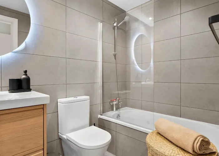 Brand New Chic - City, Pool & *